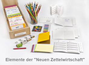 Ein Schreibtisch mit vielen Schreib-Utensilien darauf, unter anderem auch Terminplaner